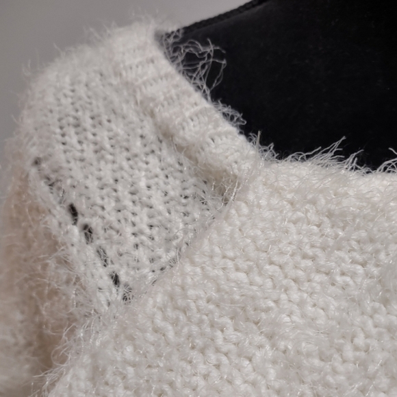 White Fuzzy Sweaterer By Relativity ♥️ - Picture 2 of 9